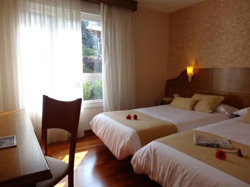 En eller flere senger på et rom på Hotel El Pescador