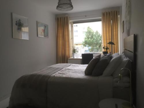 Un dormitorio con una cama grande y una ventana en Lovely Apartment, Vuorimiehenkatu 31 en Helsinki