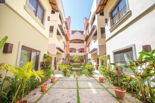 a courtyard of an apartment building with plants at Caribbean Breeze 6A Condo in Roatán