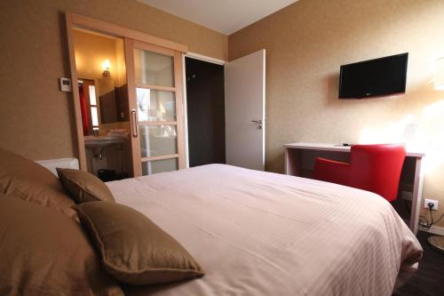 een slaapkamer met een wit bed en een rode stoel bij Hôtel d'Arcins in Latresne