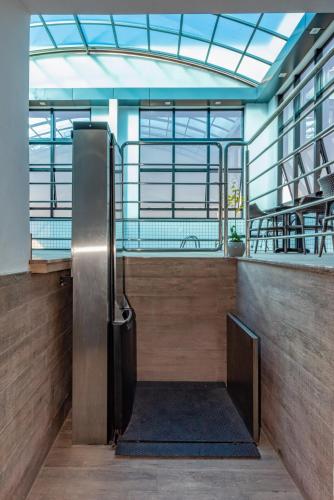 a lobby with a metal elevator in a building at Plaza Inn Breeze Aeroporto in Goiânia