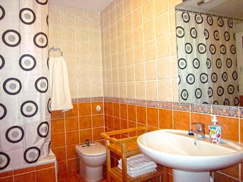 y baño con lavabo y aseo. en Apartamentos El Hortalán, en Mora de Rubielos