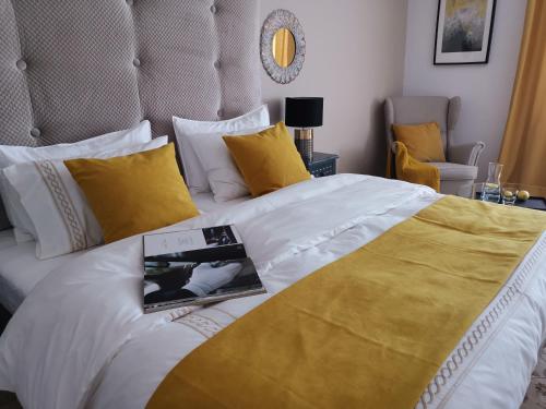 Postel nebo postele na pokoji v ubytování Vogue 23 Boutique Hotel in Cascais