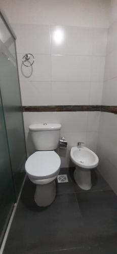 La salle de bains est pourvue de toilettes et d'un bidet. dans l'établissement Los Cardenales 3, à Pajas Blancas