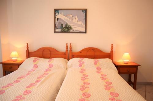 2 camas individuais num quarto com 2 candeeiros. em Stella Maris 1B Casasol Apartments em Nerja