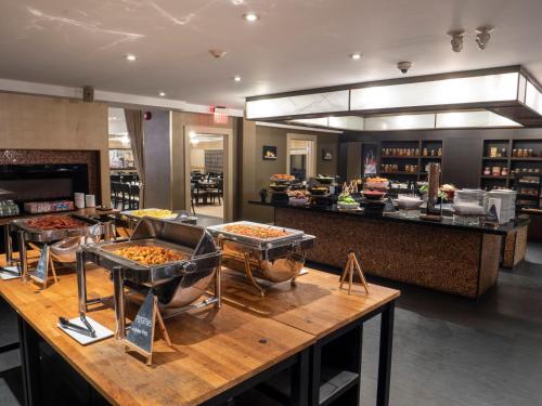 ein Restaurant mit mehreren Tabletts Essen auf dem Tisch in der Unterkunft Hockley Valley Resort in Orangeville