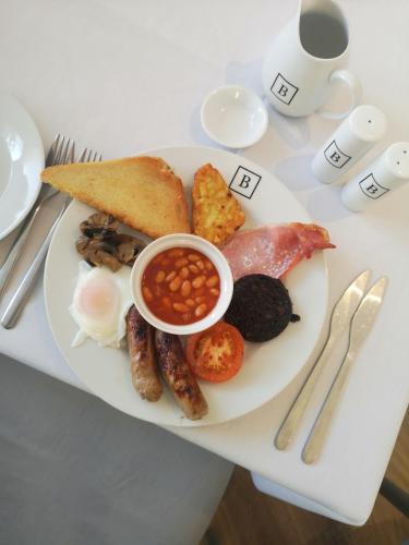 um prato de comida de pequeno-almoço numa mesa em Bradburys of Blackpool em Blackpool