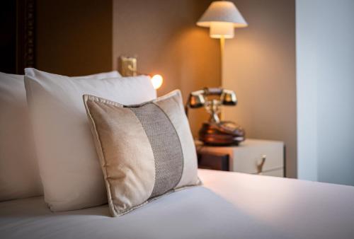 Ein Bett oder Betten in einem Zimmer der Unterkunft Hôtel Le Walt by Inwood Hotels