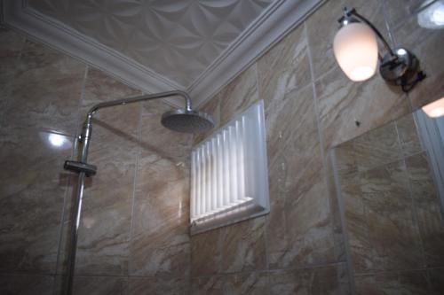 y baño con cabina de ducha y ventana. en Sur Istanbul Hotel en Estambul