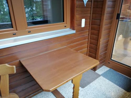 un banco de madera en una habitación con ventana en Ausseeerland, en Bad Aussee