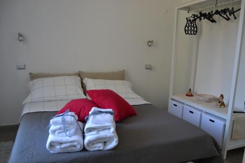 a bedroom with a bed with towels on it at Borgo Marinaro La Medusa Arbatax - camera matrimoniale con bagno privato- in Àrbatax