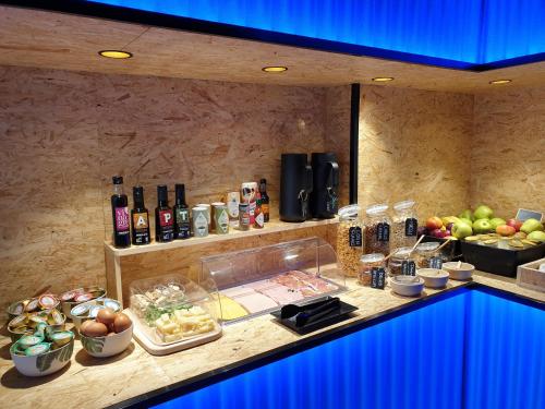 内尔哈MB Hostels Premium ECO - Adults Recommended的厨房配有带食品和瓶装葡萄酒的柜台