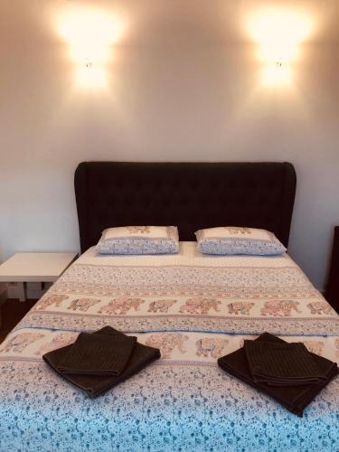 a bedroom with a bed with two towels on it at Casa les Pomeretes in El Figaró