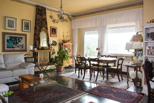 sala de estar con mesa, sillas y sofá en Golfo dei poeti en Lerici