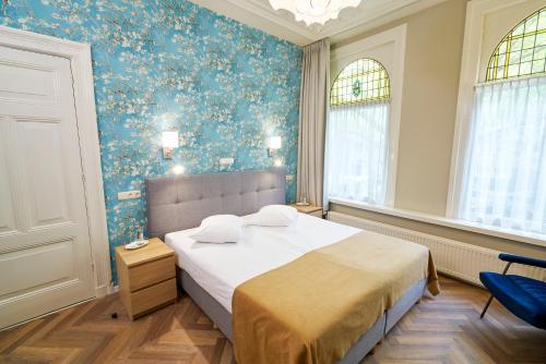 Een bed of bedden in een kamer bij Hotel Van Walsum