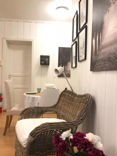 ベルゲンにあるPrime locationのリビングルーム(籐の椅子、テーブル付)