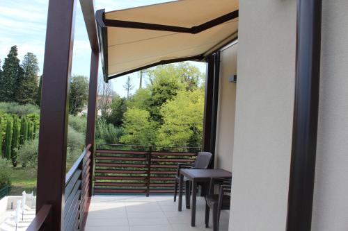 a balcony with a table and chairs and a view at Residenza Sante in Lazise