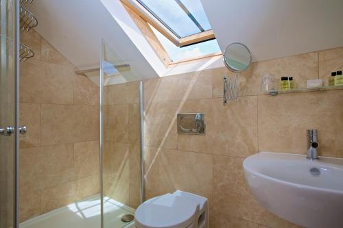 Bilik mandi di Dartmouth Green Lodges