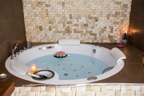 d'un bain à remous avec bougie dans la salle de bains. dans l'établissement Residence du Louvre - Apartments - Prime location Palais & Croisette - Luxury Stay by LRA Cannes, à Cannes