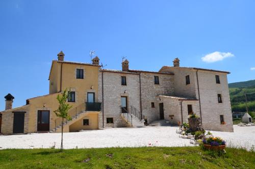 an external view of a large stone building at Agriturismo Antico Muro in Sassoferrato