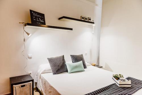 トラダンバーラにあるHauzify I Loft Minetaの小さなベッドルーム(ベッド1台付)が備わります。