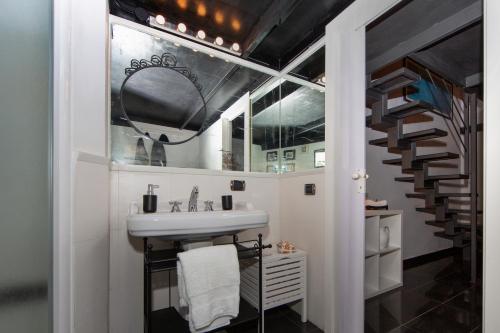 A bathroom at L’ARTSHOP