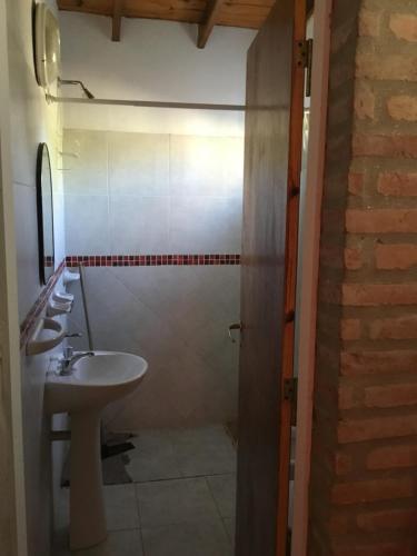 ein Badezimmer mit zwei Waschbecken und einer Dusche in der Unterkunft La Soleada casas de campo in Nono