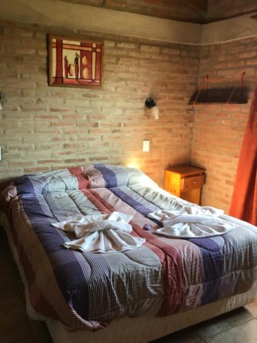 La Soleada casas de campo في نونو: غرفة نوم بسرير كبير عليها مناشف