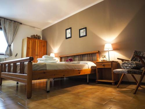 Schlafzimmer mit einem Bett, einem Schreibtisch und einem Stuhl in der Unterkunft Paradiso della Bici in Morbegno