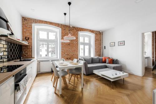ein Wohnzimmer mit einem Sofa und einem Tisch in der Unterkunft Apartament SWEET TIME in Breslau