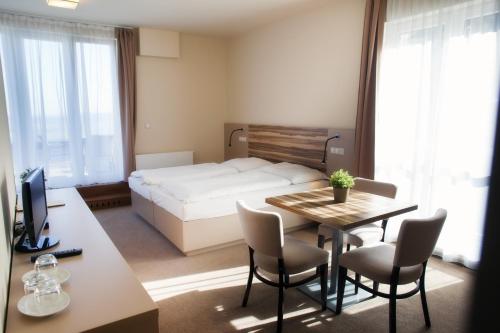 En eller flere senge i et værelse på Hotel Monínec