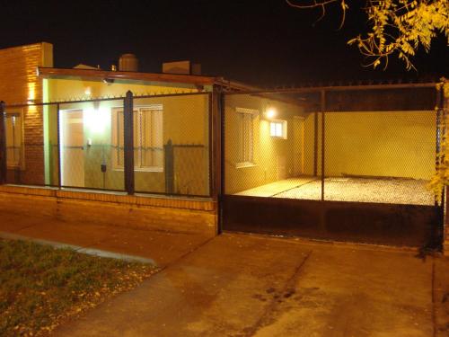 un edificio con una puerta delante de él por la noche en CASA BALCARCE en Balcarce