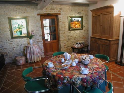 Reštaurácia alebo iné gastronomické zariadenie v ubytovaní Chambres d'Hôtes La Maline
