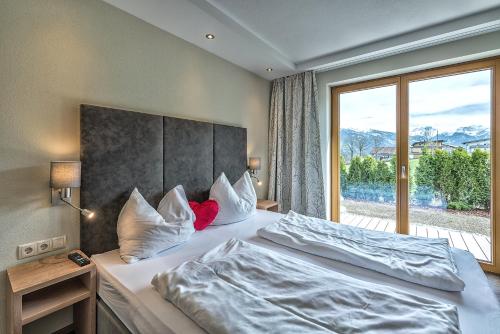 ein Schlafzimmer mit einem großen Bett und einem großen Fenster in der Unterkunft Fewo Schiestl in Fügenberg