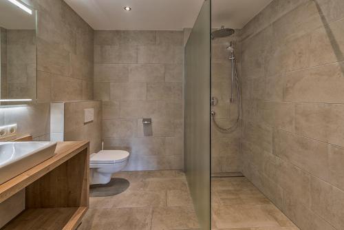 ein Bad mit einer Dusche, einem WC und einem Waschbecken in der Unterkunft Fewo Schiestl in Fügenberg