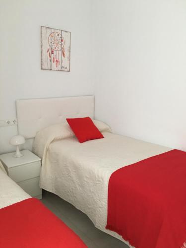 Cama o camas de una habitación en TURISMO LAS LANCES TARIFA (PARKING GRATUITO)