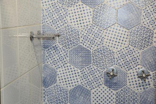 ducha con pared de azulejos azules y blancos en 3 on Roux, en Franschhoek