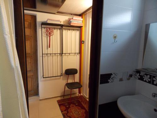 カズベギにあるGuesthause 2 Stepsのバスルーム(トイレ付)が備わります。