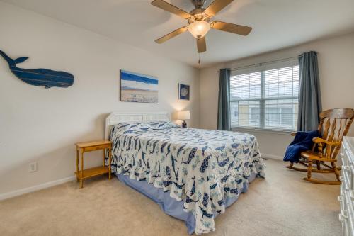 um quarto com uma cama e uma ventoinha de tecto em Sandyhill Sunrise em Ocean City