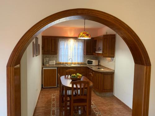 un arco en una cocina con mesa y sillas en Casas Balcón del Mar, en El Paso