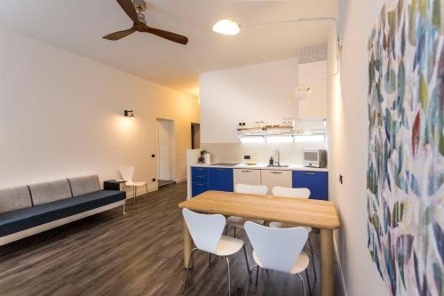 een woonkamer met een tafel en stoelen en een bank bij Casa Piazza Erbe 70 mq in Riva del Garda