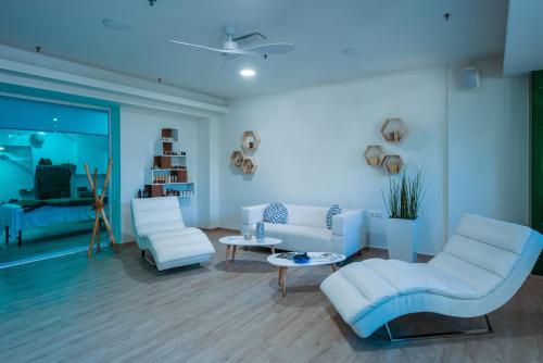 Ruang duduk di Odyssia Beach Hotel