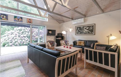 Posezení v ubytování Stunning Home In Aakirkeby With Wifi