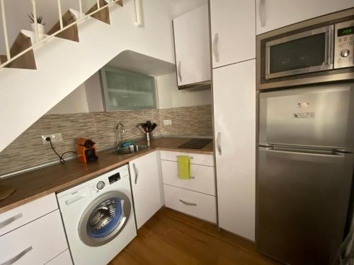 kuchnia z pralką i mikrofalówką w obiekcie Casa Céntrica con Wifi Gratis w Almuñécar