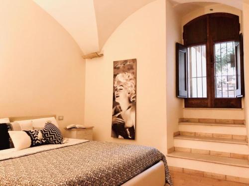 ein Schlafzimmer mit einem Bett, einem Fenster und einer Treppe in der Unterkunft Casa Vannucci in Perugia
