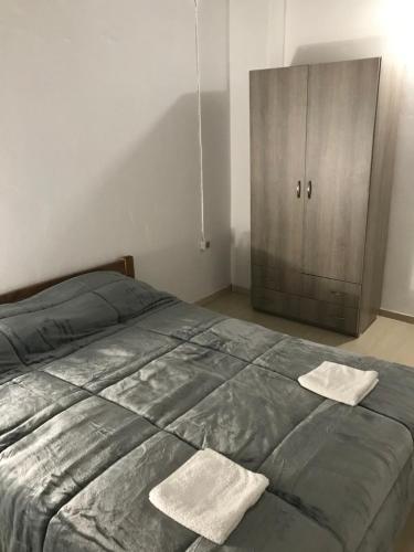 1 dormitorio con 1 cama con 2 toallas en Factory en Atenas
