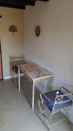 a wooden table and a chair in a room at Antigua Fonda Duplex Studio in Concepción del Uruguay