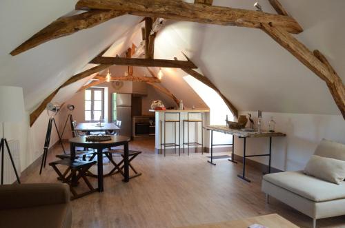 un salon avec une table et une cuisine dans l'établissement La Suite Du Marquis, à Saint-Paterne-Racan