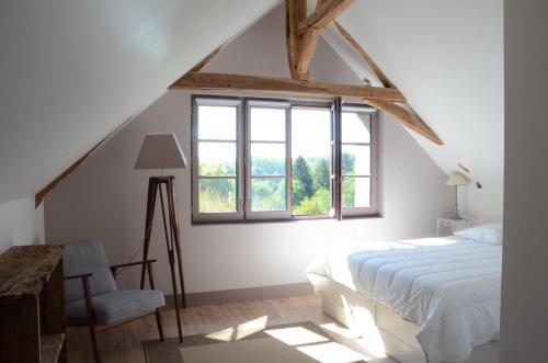 Saint-Paterne-RacanにあるLa Suite Du Marquisのベッドルーム(ベッド1台、窓付)