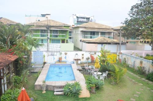 z góry widok na dom z basenem w obiekcie Skandalo Pub Pousada w mieście Rio das Ostras